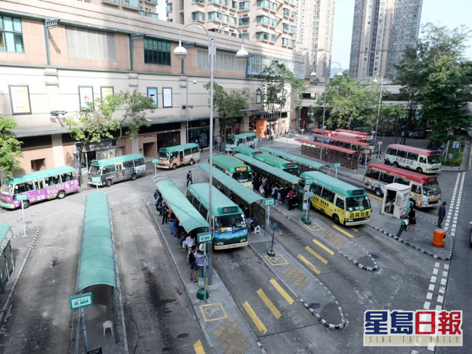 港媽攜3歲兒乘小巴拒付車資,反斥司機「幾蚊都咁計較」。資料圖片