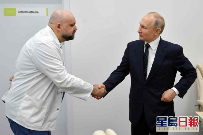 普罗岑(左)上周与普京见面两人无防护装备下近距离握手。AP