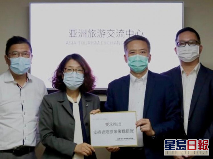 姚柏良(右二)约见亚洲旅游交流中心崔素香主任(左二)。 旅行社解困大联盟提供图片
