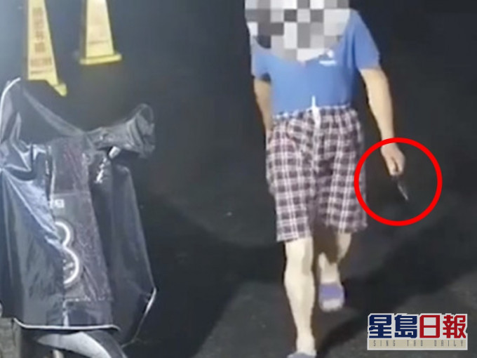 杭州一名男子穿著拖鞋及手持菜刀,四處向人問路。網圖