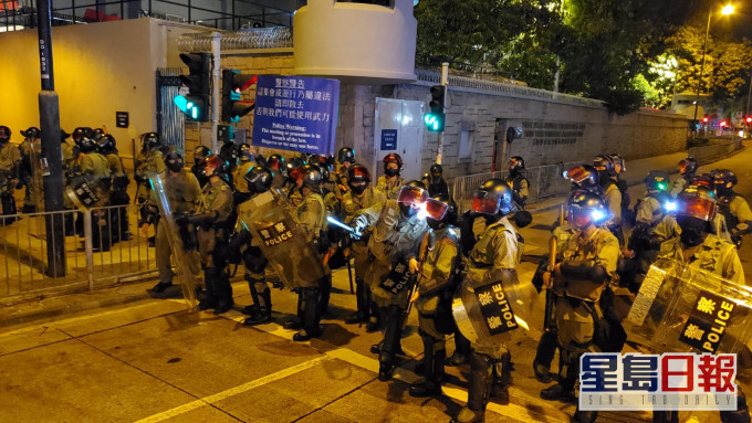 当晚大批示威者黄大仙堵路防暴警到场。资料图片