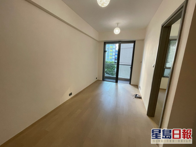長形廳設落地大窗,外接露台,光猛開揚。
