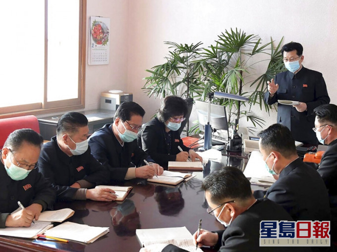 朝鮮總理金載里翁在朝鮮平壤緊急防疫總部開會。AP資料圖片