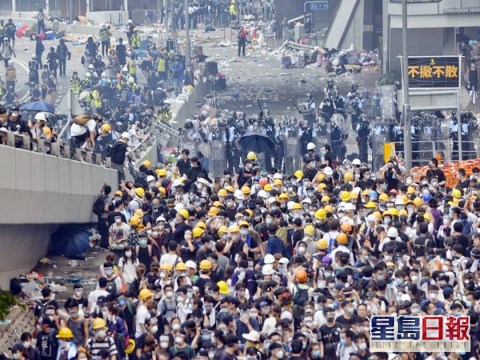 示威者去年今日佔領立法會附近的道路。資料圖片
