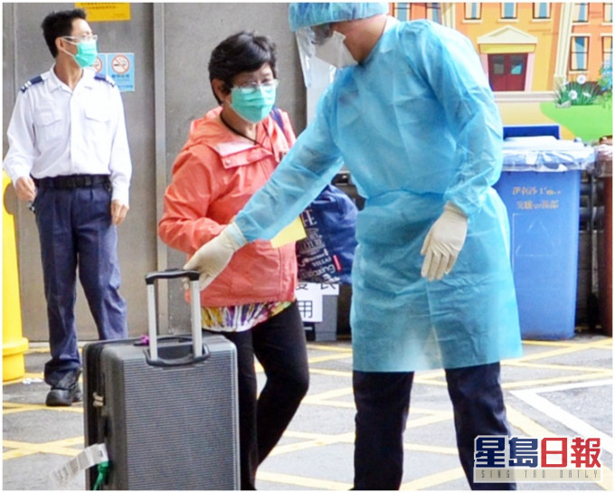 女子下午由穿上保護衣的人員送入伊利沙伯醫院。