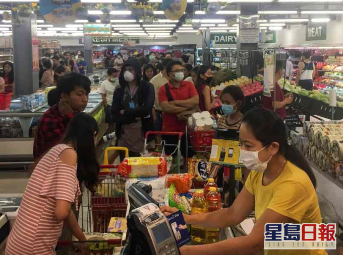 市民湧往超大排長龍搶購食糧。AP
