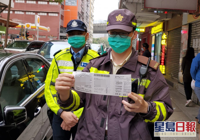 警方今周起发电子牛肉乾,针对违例泊车。