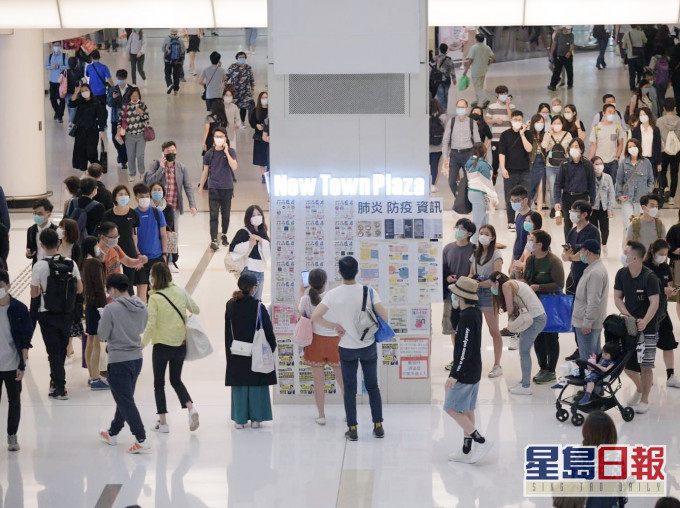 新城市广场中庭位置有部分人在场细阅文宣。