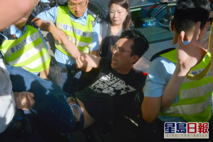 吳文遠2017年七一遊行中被警方帶走。資料圖片