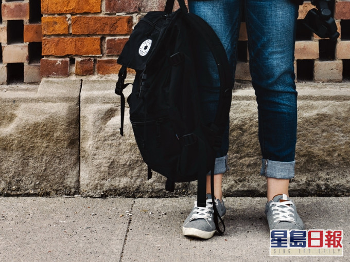 有大学生近日收到政府助理文书主任(ACO)的录取通知,正犹豫应否退学。unsplash图片