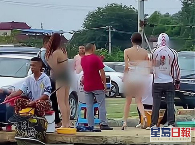 泳衣女在釣魚場中行走,格外顯眼。互聯網圖片