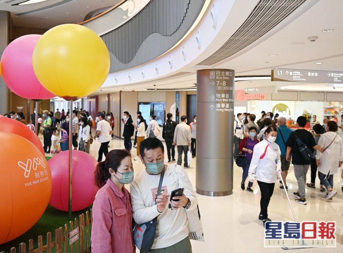 市民需在本地零售或餐飲實體店消費滿800元。資料圖片