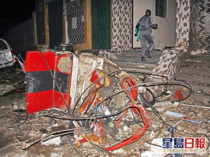索马里一间餐厅外发生自杀式汽车炸弹袭击。AP图片