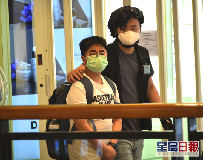 学生记者被带返警署。资料图片