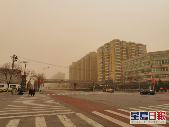 北京遇严重沙尘暴，早晨犹如黄昏。照片：张言天摄