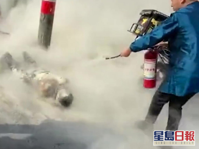 外賣員疑被拖欠工資 ,點汽油自焚。(網圖)
