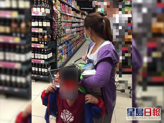 少主疑無排好隊遭外傭扯耳仔。網上圖片