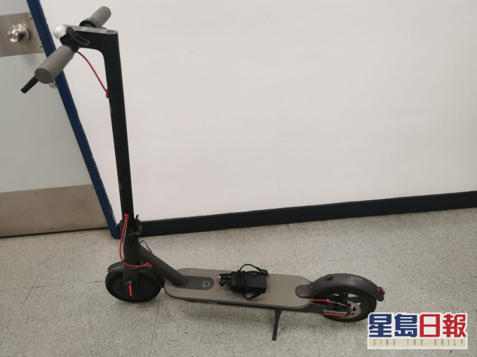 行動中警方扣查兩部涉案電動滑板車。