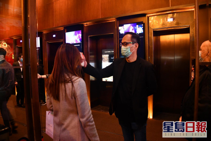 健身中心所在大廈為市民量體溫。
