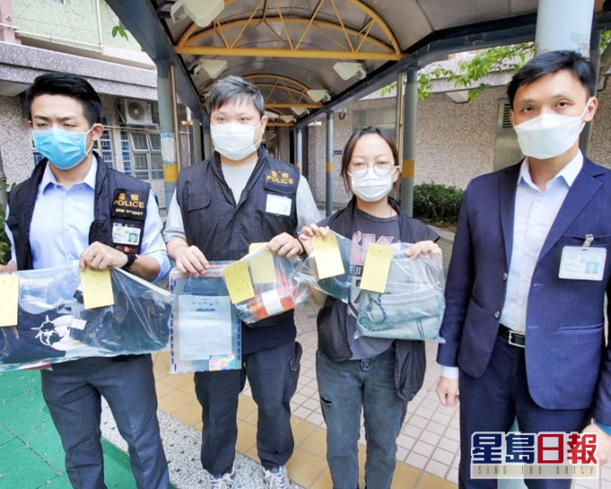 警方展示檢獲的證物。右一為莫子威。