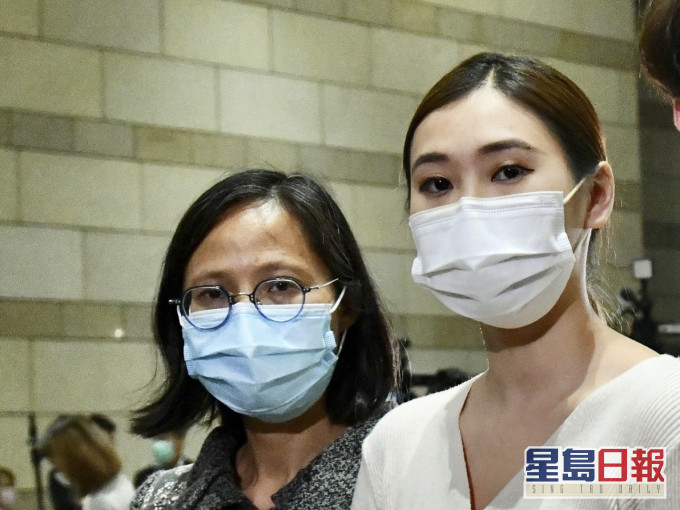 朱凯廸的妻子区佩芬(左)及岑敖晖的妻子余思朗(右)。资料图片