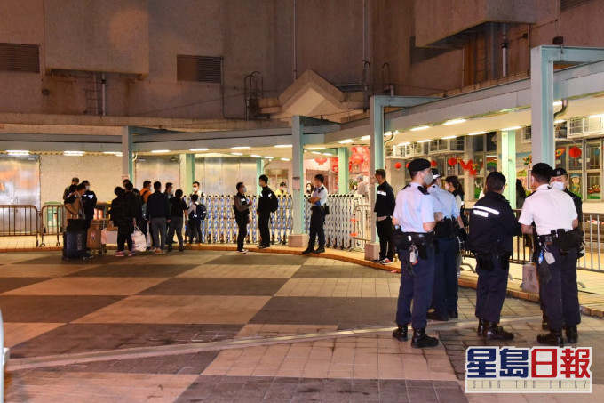 柴湾兴华邨美华楼居民需要排队进入。