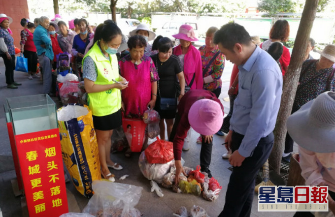 昆明市民執煙頭換生活用品。 網圖