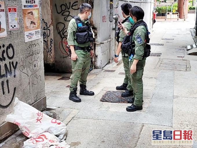警方在北海街後巷發現3袋磚頭及碎石。「香港警察」fb圖片