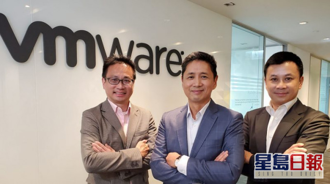 從左至右：VMware技術總監黃循隨、VMware全球副總裁暨大中華區總裁郭尊華和VMware香港及澳門總經理藍建基。