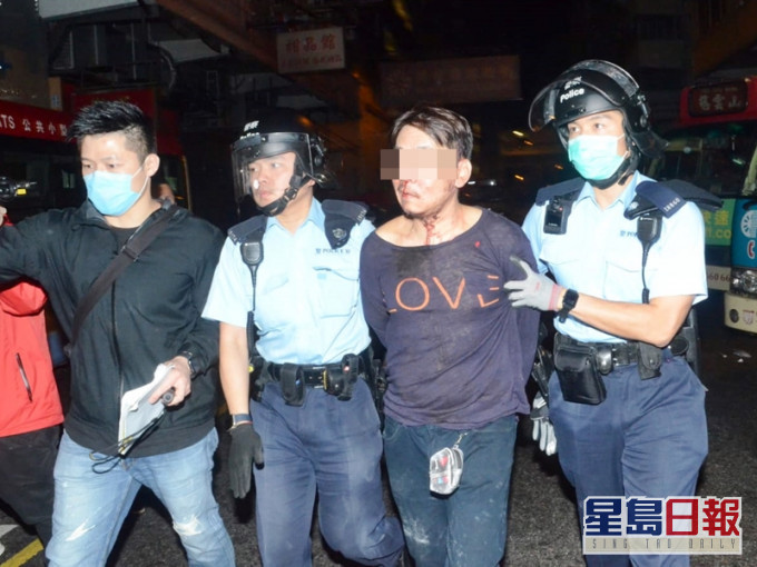 警方拘捕周男。