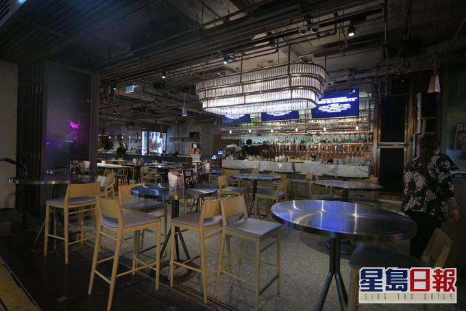 政府實施規定後,餐廳冷清。