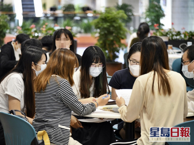 中文大學一項調查顯示,受訪青年對未來香港社會的樂觀程度,10分滿分中僅得2.95分,並有近6成人希望移民。資料圖片