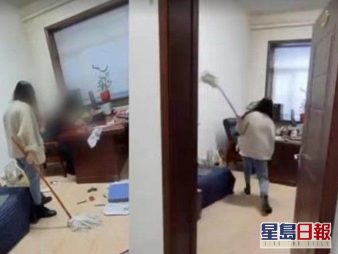 影片中一名女子用水桶泼向一名领导,随后还拿蘸水的拖把抽打其脸部、头部。网图