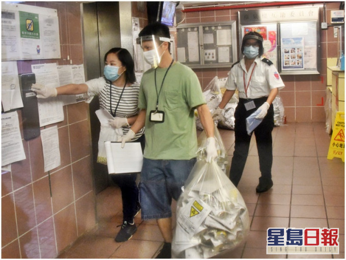 衛生署向大廈居民收集深喉唾液樣本。