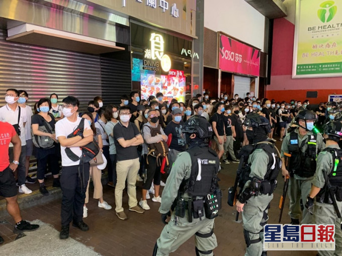 去年6月12日旺角一帶有多人聚集,防暴警到場。資料圖片