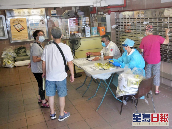 大廈居民由昨日起至今日,可到地下大堂領取深喉唾液樣本瓶。