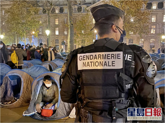 巴黎警方昨晚驅趕共和廣場內的難民。網圖
