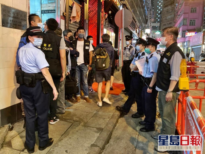 尖沙嘴分區雜項調查隊聯同衞生署控煙酒辦公室人員,昨晚巡查區內食肆、酒吧及派對房間。警方圖片
