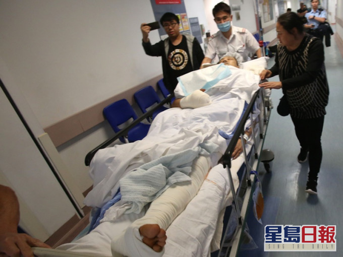 男伤者右手及左膝被斩至伤势严重送院。资料图片