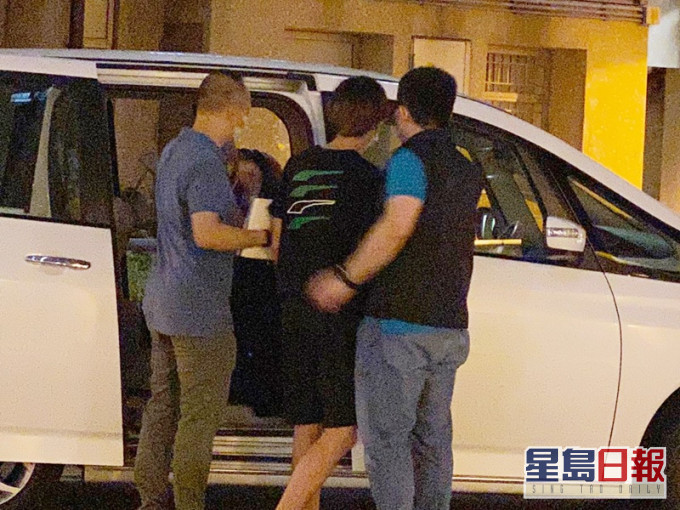 警方于昨晚11时左右于油丽邨带走一名男子。