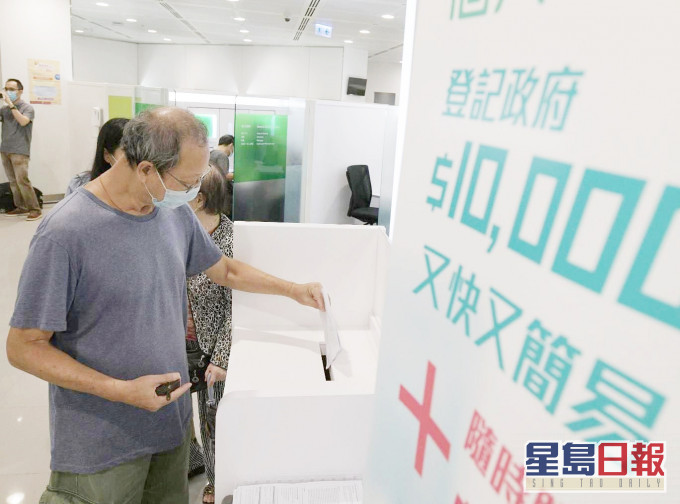 多間本港銀行指,到分行遞交表格申請的秩序亦暢順。
