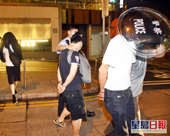 案中10名男女被捕。