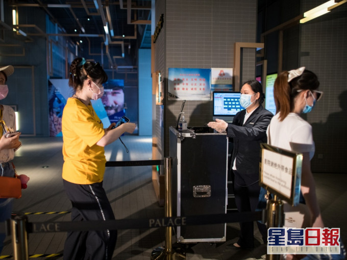 各地電影院於7月中起陸續開放,圖為武漢電影院恢復開放情況。