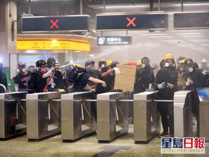 8月11日一批反修例示威者到葵芳與警方爆發衝突。 資料圖片