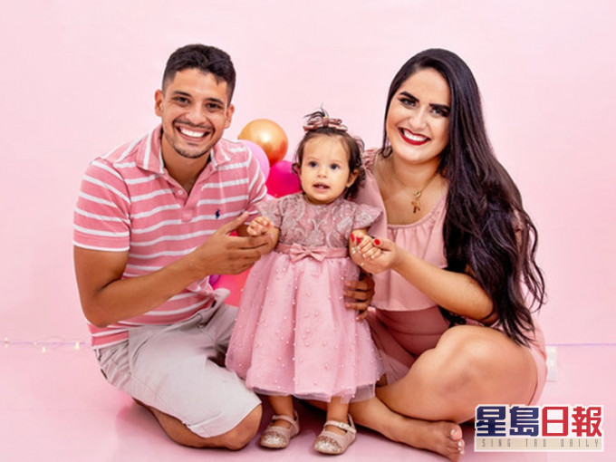 巴西25歲女網紅Kellollayne Oliveira(右)日前剛跟1歲女兒慶祝生日。網圖