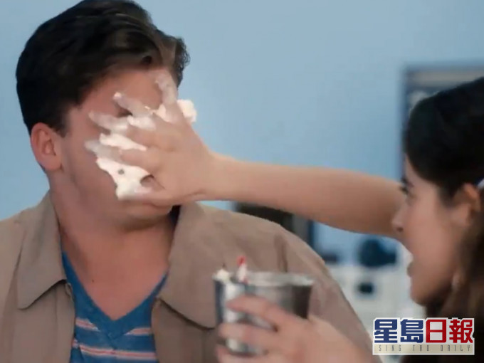片中女子在未得到男朋友同意下,把杯子中的奶昔塗在男朋友的臉上,令男朋友十分尷尬。影片截圖