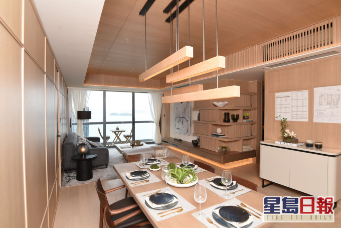 以日式簡約為設計主題,以不同物料和綫條點綴室內空間。(9A座12樓A室)