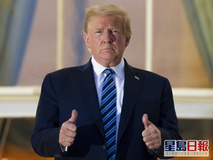 特朗普出院抵白宮即除口罩。AP