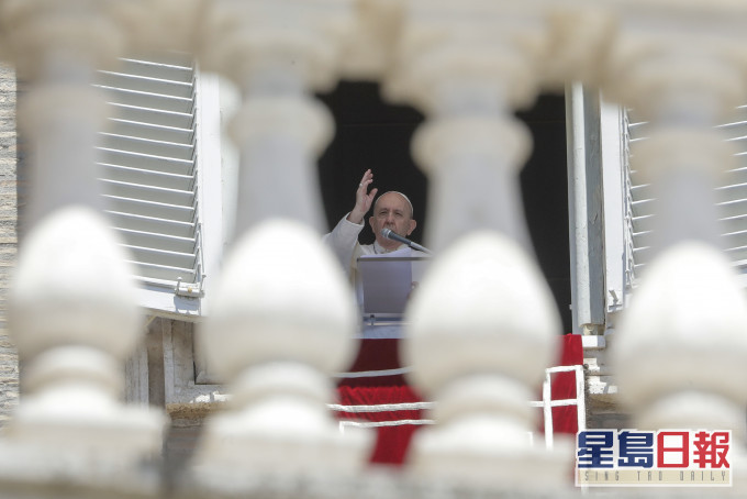 教宗方濟各在窗前向聚集於聖伯多祿廣場的信眾講道。AP