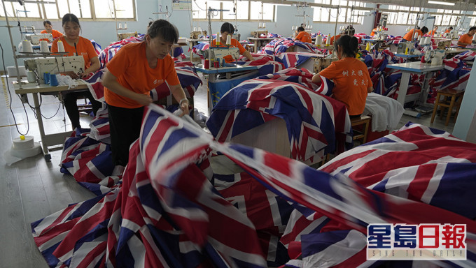 英女皇逝世後，中國工廠突獲大量訂單，趕製大量英國國旗。AP